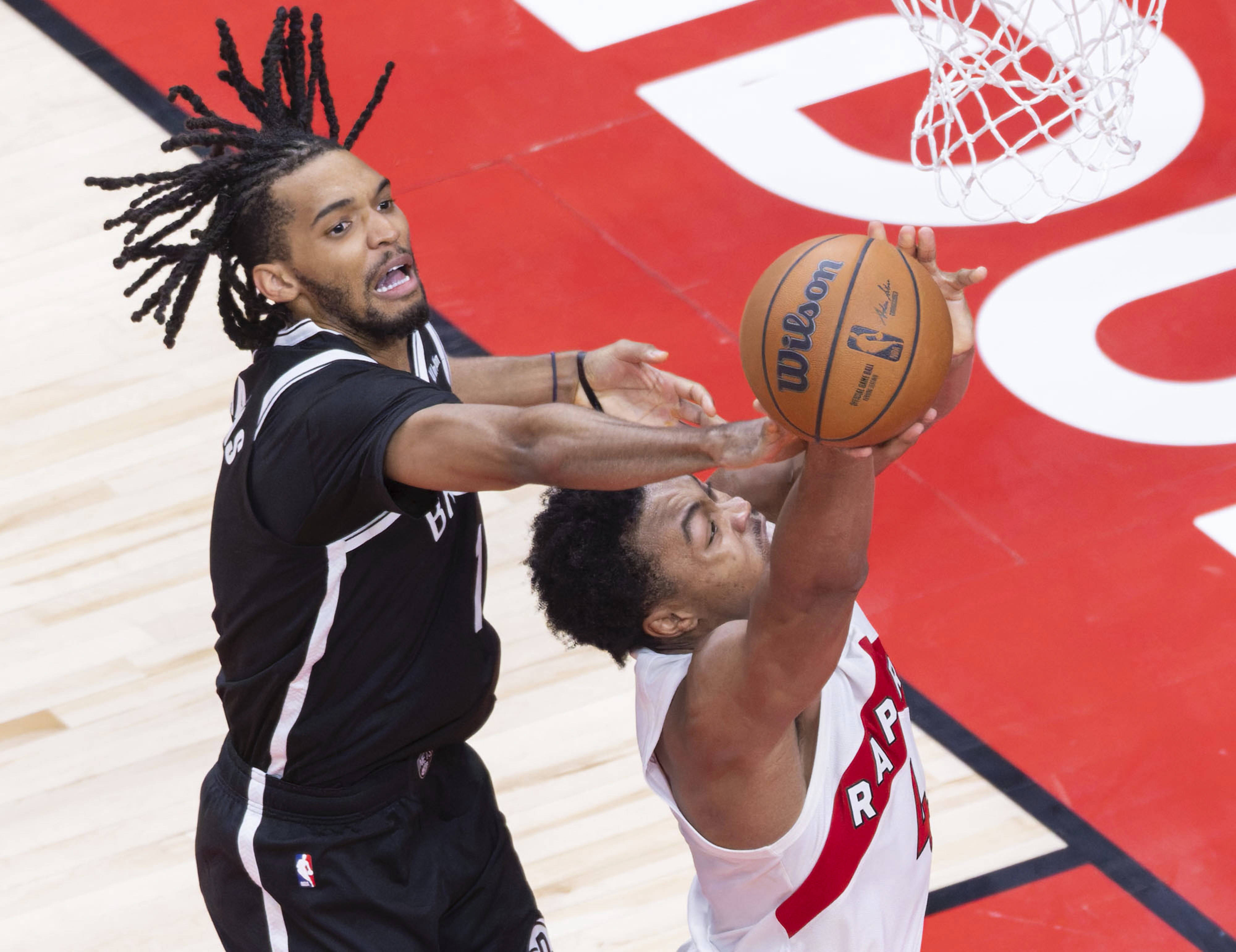 九游体育-赛地聚焦——NBA总决赛关键时刻热度飙升,多伦多猛龙防线松动,信心回归,训练强度明显提升